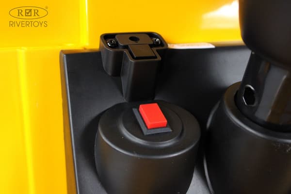 Детский автомобиль RiverToys G002GG 7