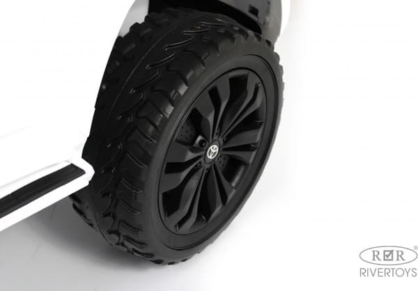 Детский автомобиль RiverToys Toyota Land Cruiser 300 / L999LL 2