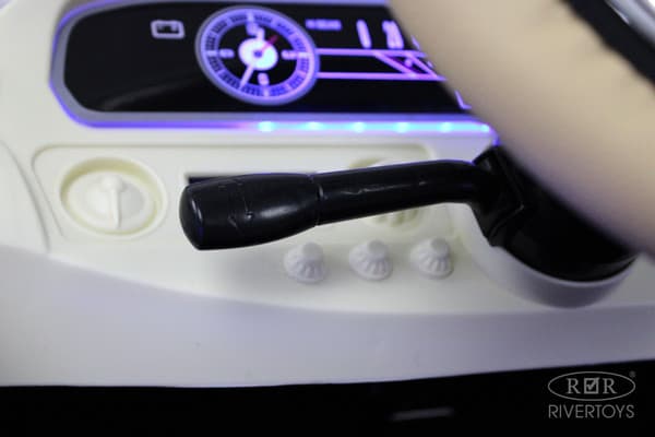 Детский автомобиль RiverToys Rolls-Royce E444EE 9