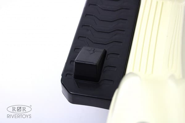 Детский автомобиль RiverToys Mercedes-AMG 300S / G300GG-D 10