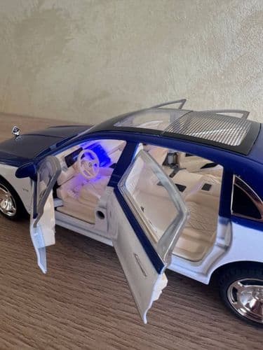 Металлическая модель Mercedes-Maybach S680 (масштаб 1:24) с функцией управления от брелка 3