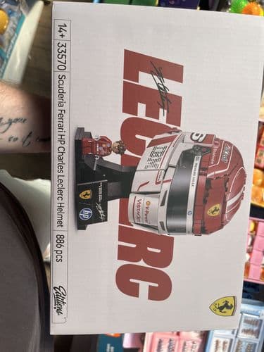 Lego шлем Ferrari HP Charles Lecletc Helmet 886 дт 2